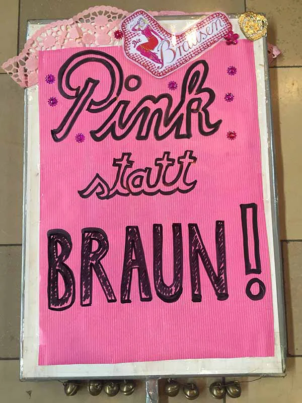 Pink statt Braun - Kein Platz für Rassismus
